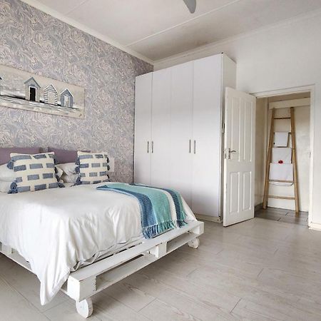 Blue'S Guest House - East London Bonza Bay Екстериор снимка