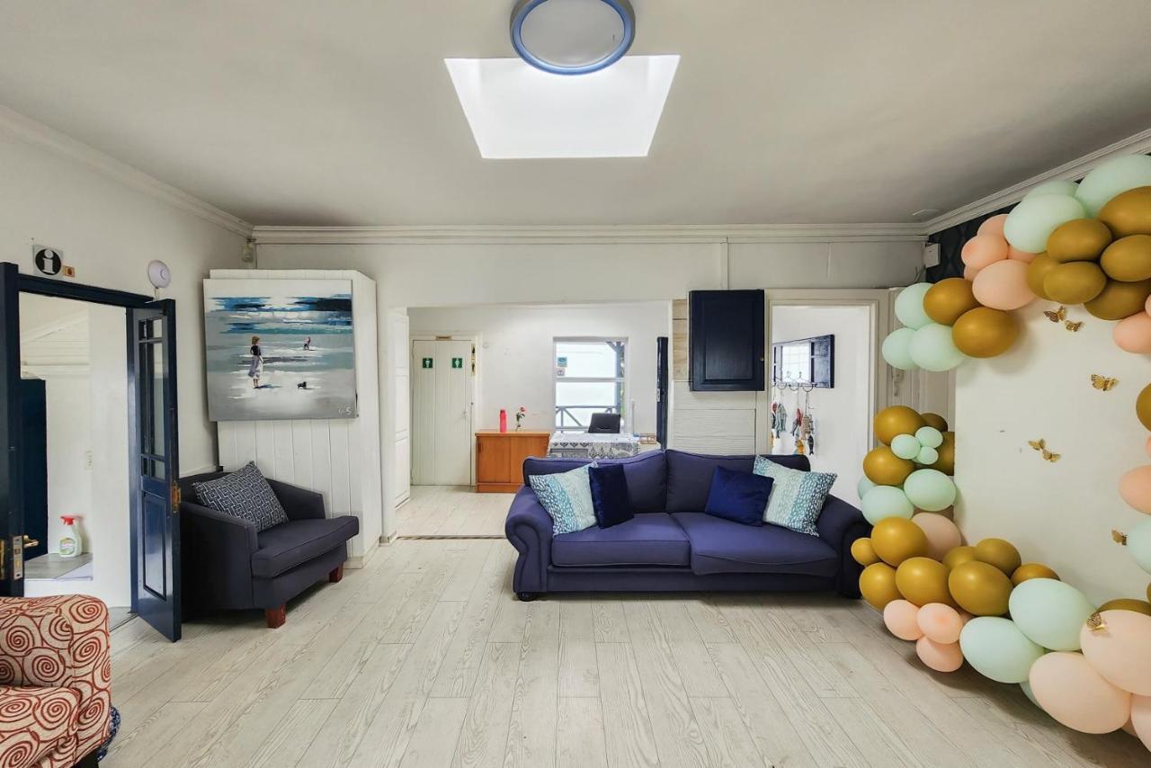 Blue'S Guest House - East London Bonza Bay Екстериор снимка