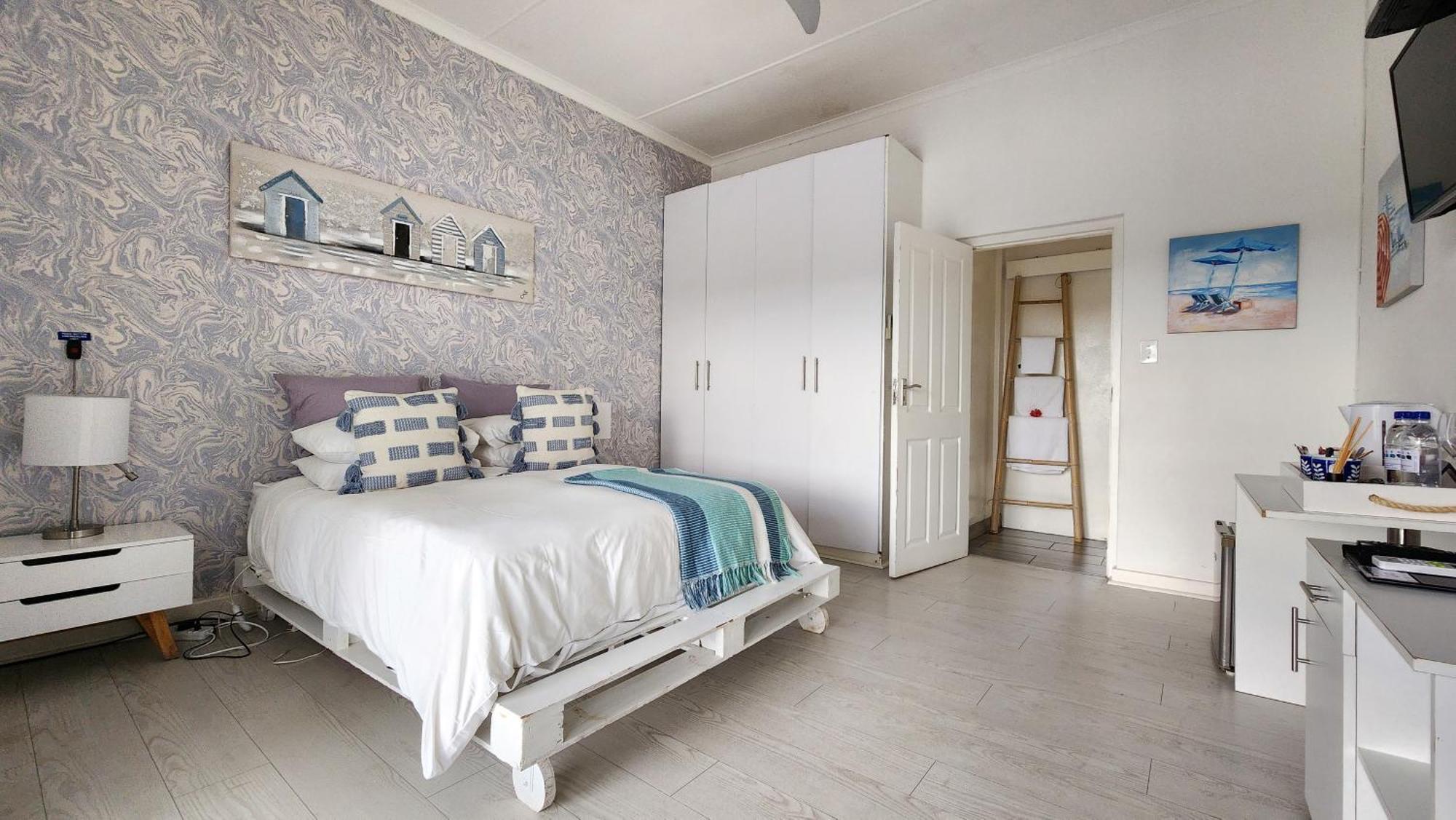 Blue'S Guest House - East London Bonza Bay Екстериор снимка