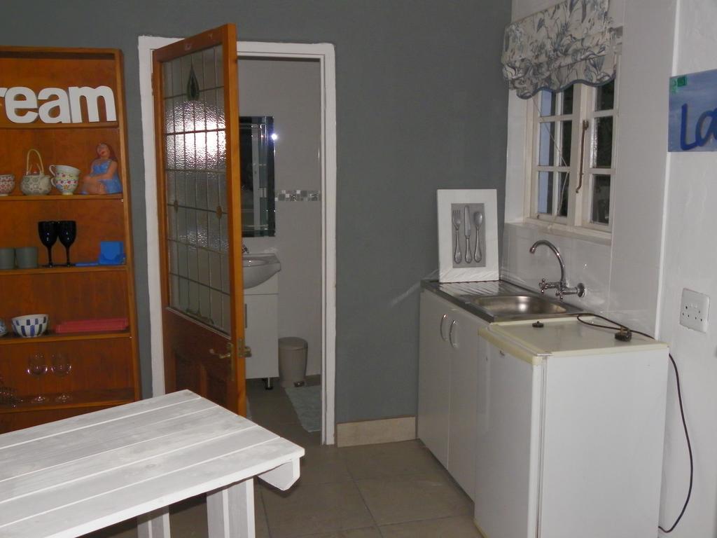 Blue'S Guest House - East London Bonza Bay Екстериор снимка