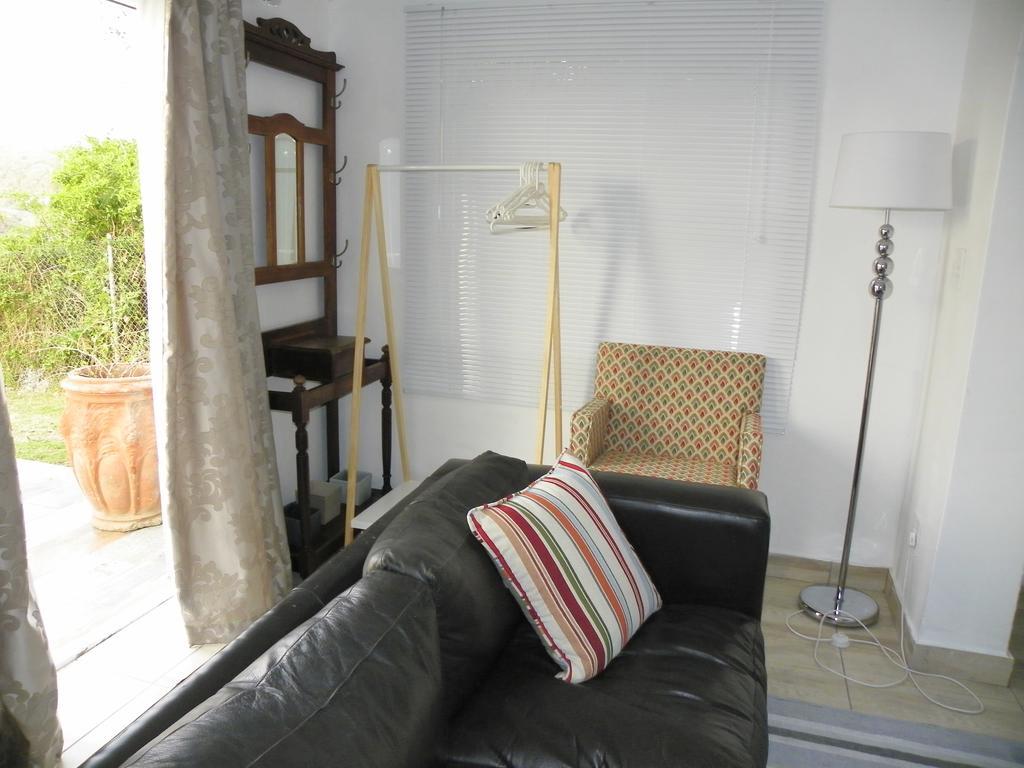 Blue'S Guest House - East London Bonza Bay Екстериор снимка