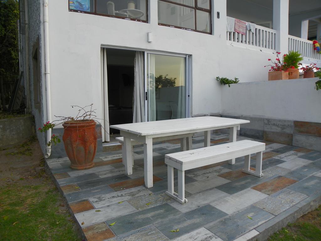 Blue'S Guest House - East London Bonza Bay Екстериор снимка
