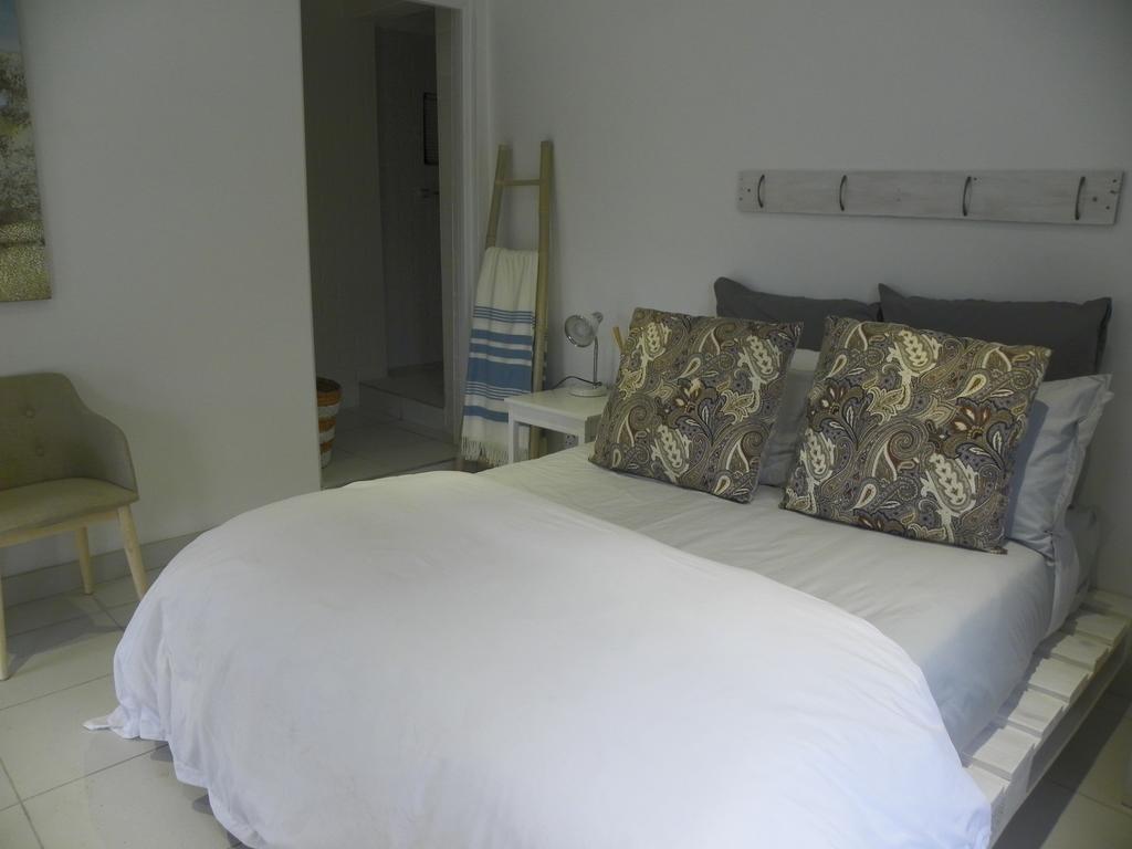 Blue'S Guest House - East London Bonza Bay Екстериор снимка