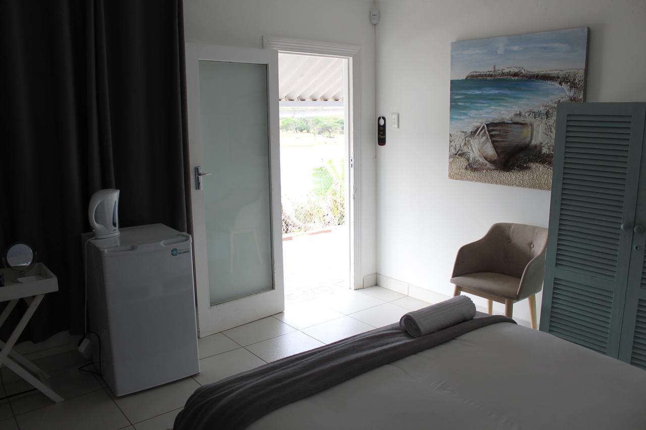 Blue'S Guest House - East London Bonza Bay Екстериор снимка