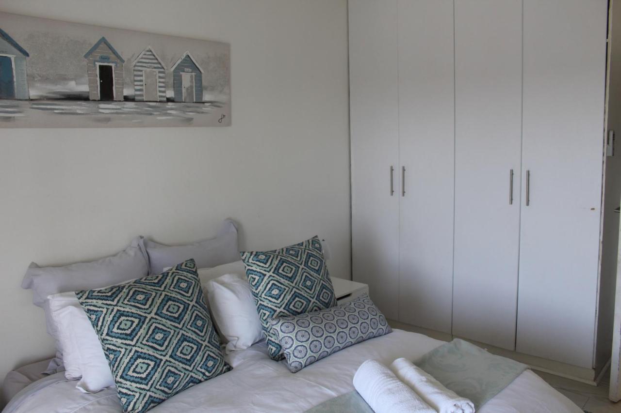 Blue'S Guest House - East London Bonza Bay Екстериор снимка